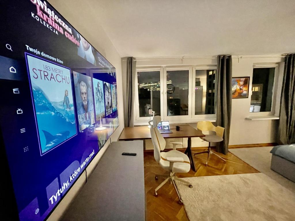 Televízia a/alebo spoločenská miestnosť v ubytovaní HOLIDAY 4 metro WiFi 70'TV Netflix Disney AppleTV