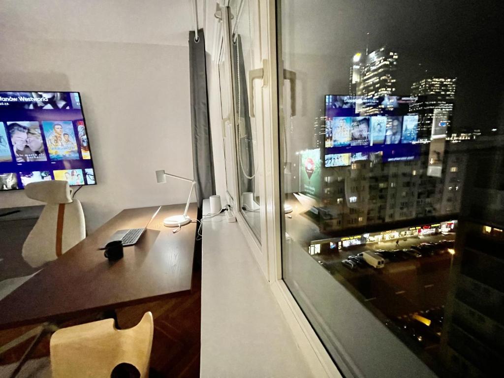 Televízia a/alebo spoločenská miestnosť v ubytovaní HOLIDAY 4 metro WiFi 70'TV Netflix Disney AppleTV