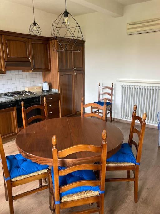 A kitchen or kitchenette at Casa Nina, intero appartamento
