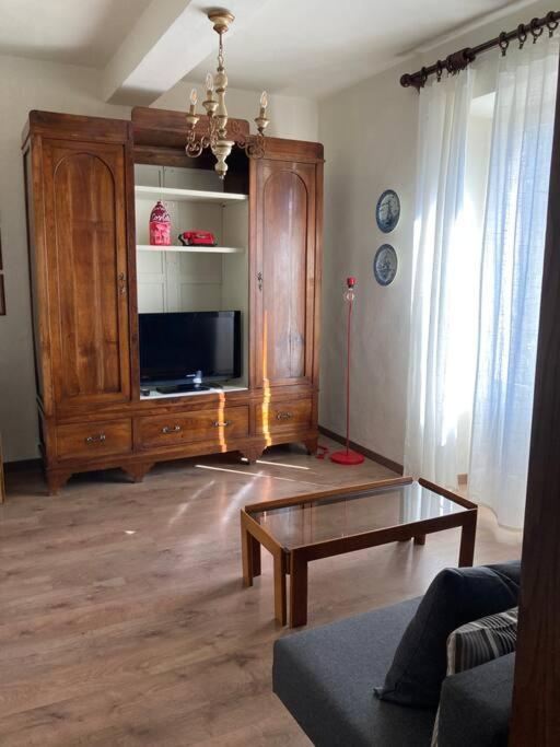 A television and/or entertainment centre at Casa Nina, intero appartamento