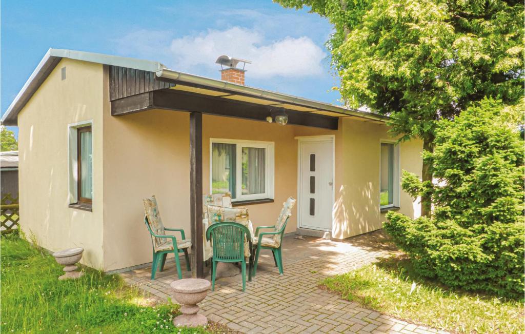 Casa pequeña con patio con mesa y sillas en Cozy Home In Eichigtot Süssebach, en Eichigt