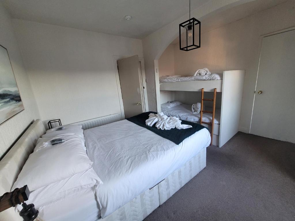 Кровать или кровати в номере Sea view Penthouse flat 6 with fast WiFi and Free PARKING