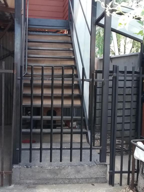 un conjunto de escaleras delante de una casa en Departamento equipado Luisa, en Valdivia
