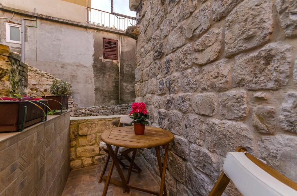 Patio alebo iná vonkajšia časť ubytovania Stone apartment in Center