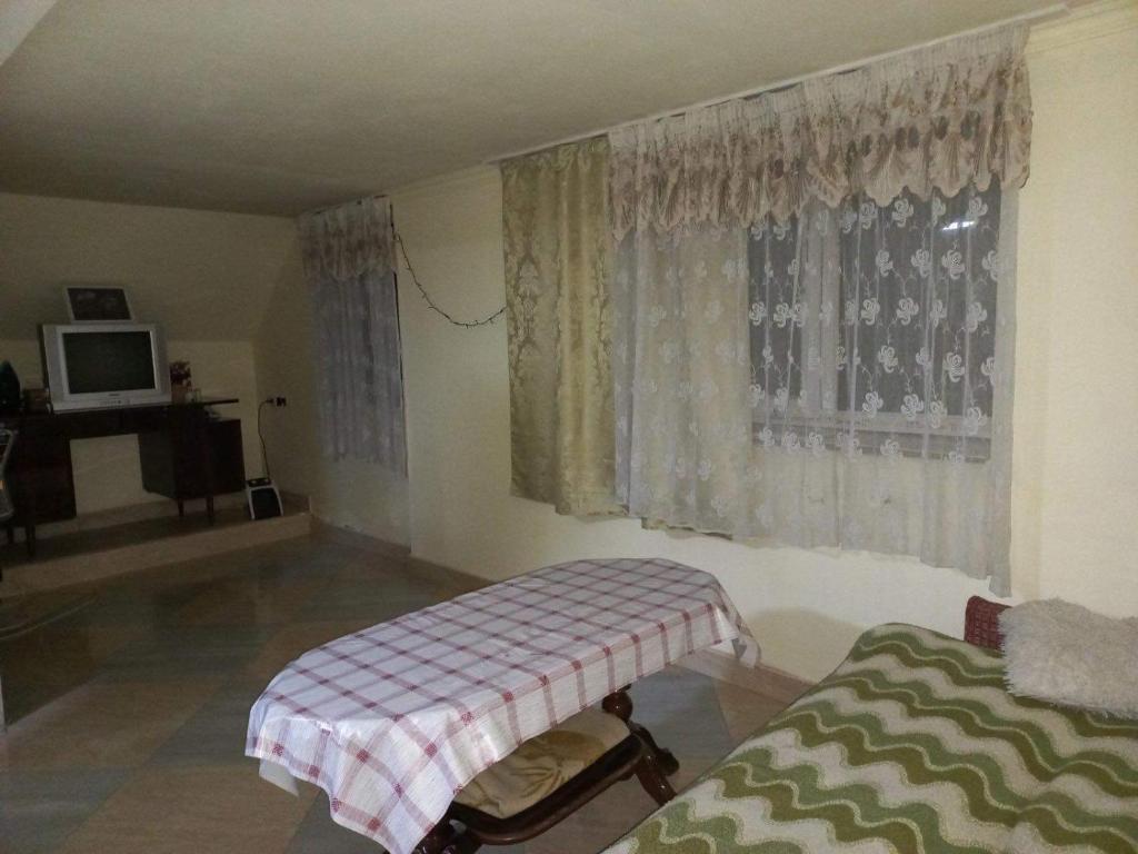 um quarto com uma cama e uma janela com cortinas em Paraqar em Pʼarakʼar