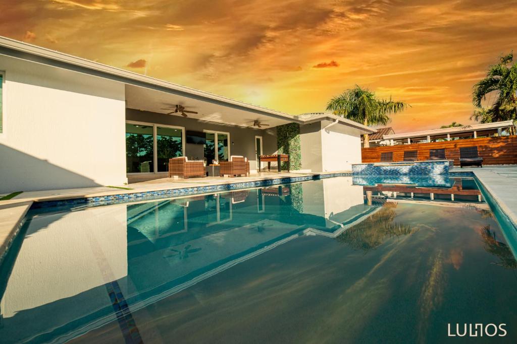 uma piscina em frente a uma casa em Miami Family Home 5BR Heated Pool & Jacuzzi L45 em Tamiami