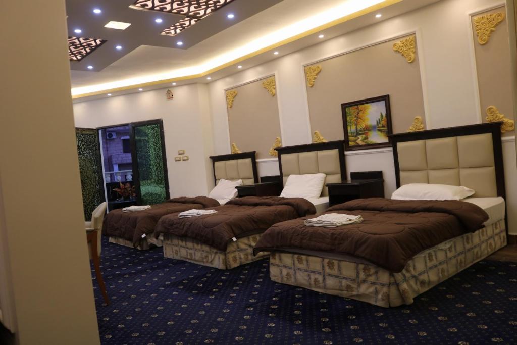 pokój z 3 łóżkami w pokoju w obiekcie Paradise Tree w mieście Wadi Musa