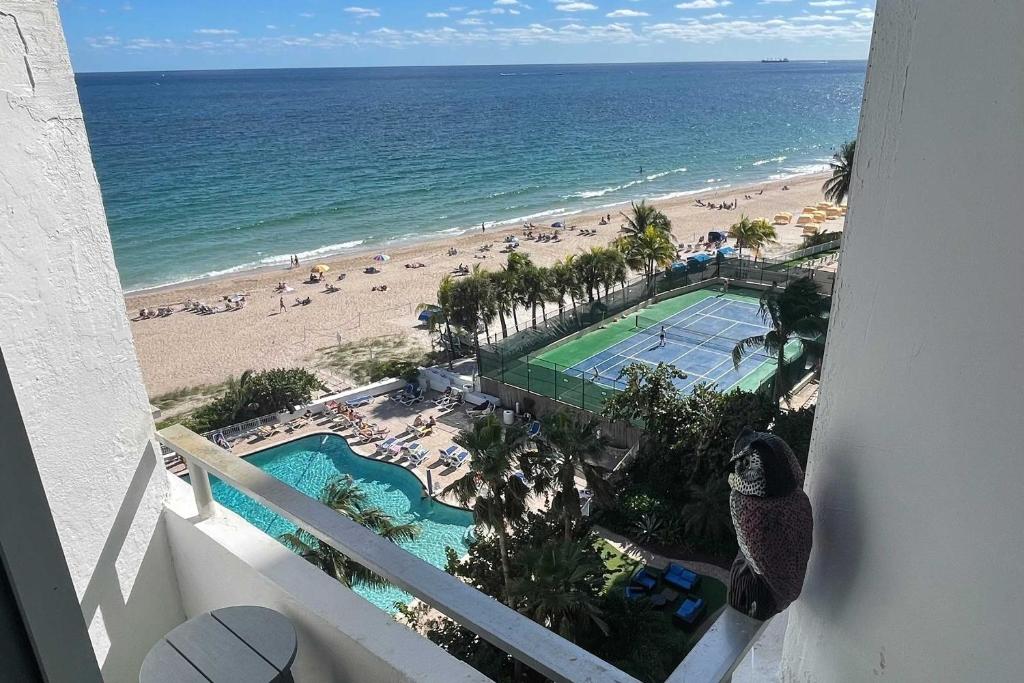 uma vista para a praia a partir de uma varanda de um resort em Oceanfront Luxury Renovated Resort Getaway! em Fort Lauderdale
