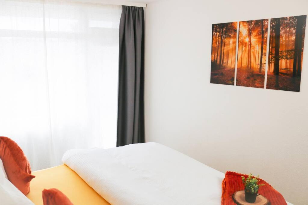 Pokój z białą kanapą i oknem w obiekcie Apartment Peter - Familienurlaub mit Indoorpool w mieście Schluchsee
