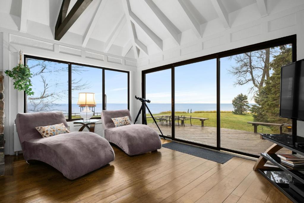 Lakefront House by Michigan Waterfront Luxury Properties - Housity