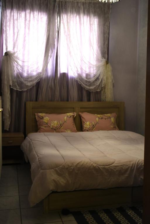 Postel nebo postele na pokoji v ubytování Poly's cozy home