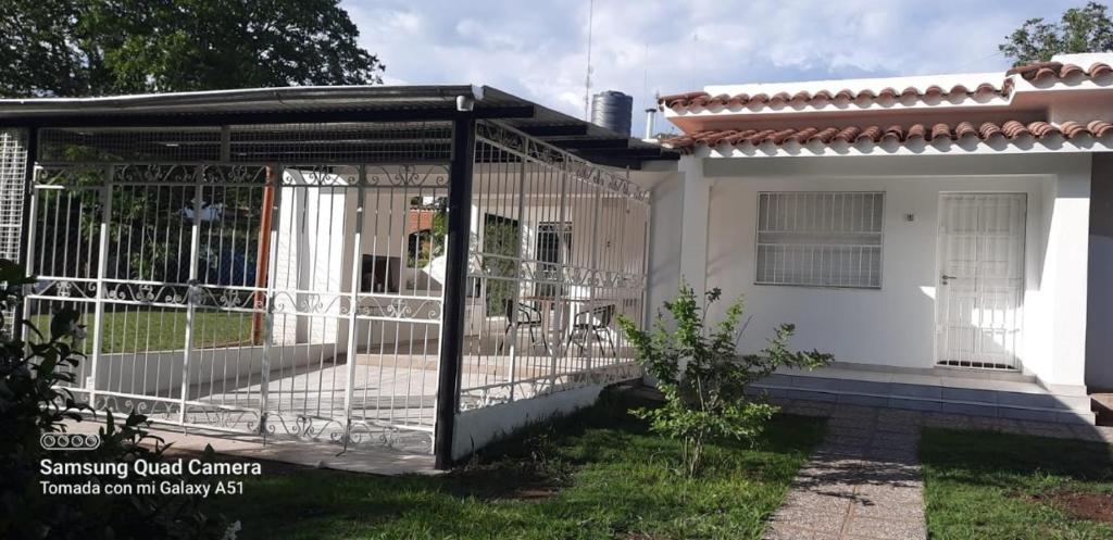 una puerta en la parte delantera de una casa en Casa hasta 10 personas. en Villa Rumipal