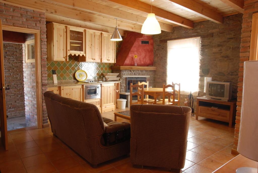 una cucina con due sedie e un tavolo di La Senra a León