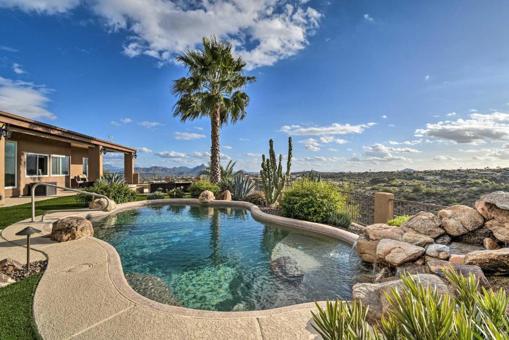 Bazén v ubytování Luxury Fountain Hills Home with Stunning Views! nebo v jeho okolí