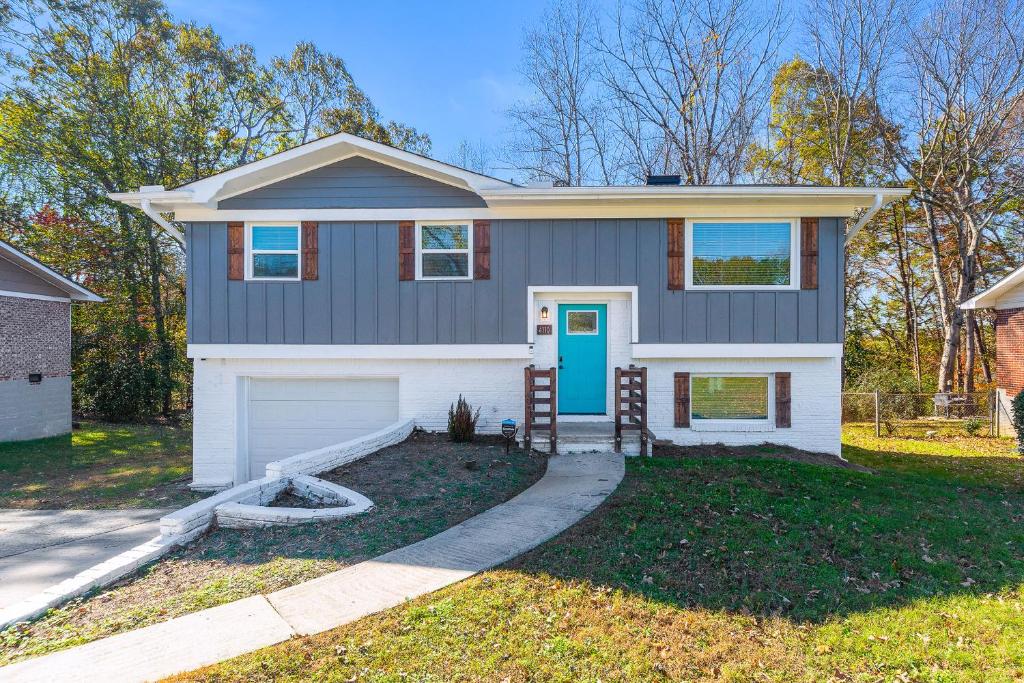 una casa con una puerta azul y un patio en Cornell Comfort, en Atlanta