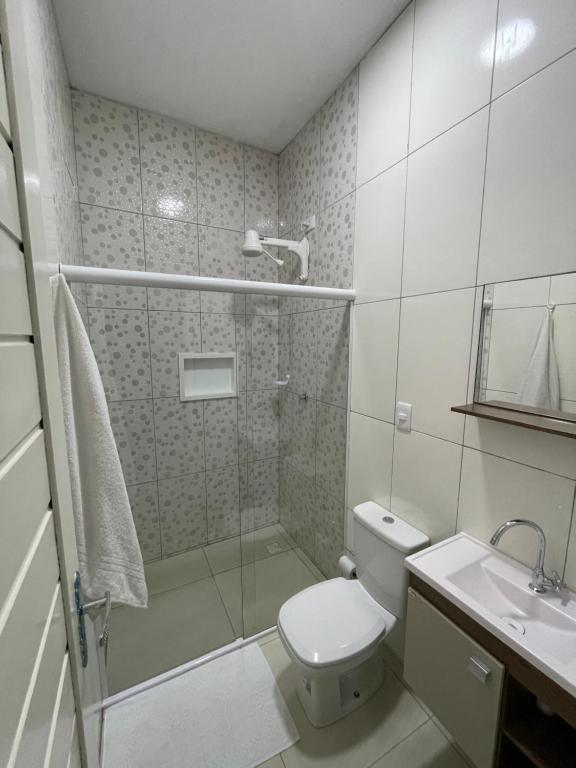 y baño con ducha, aseo y lavamanos. en Casa Flat Caminho da Praia, en Maragogi