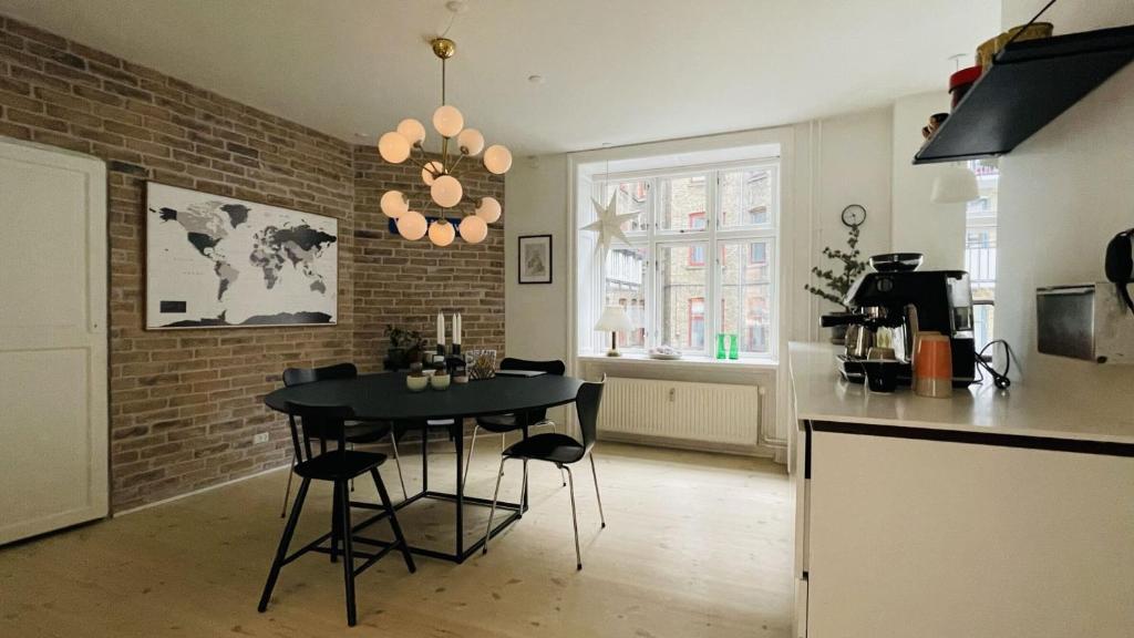 コペンハーゲンにあるApartmentInCopenhagen Apartment 1310のキッチン(黒いテーブル付)