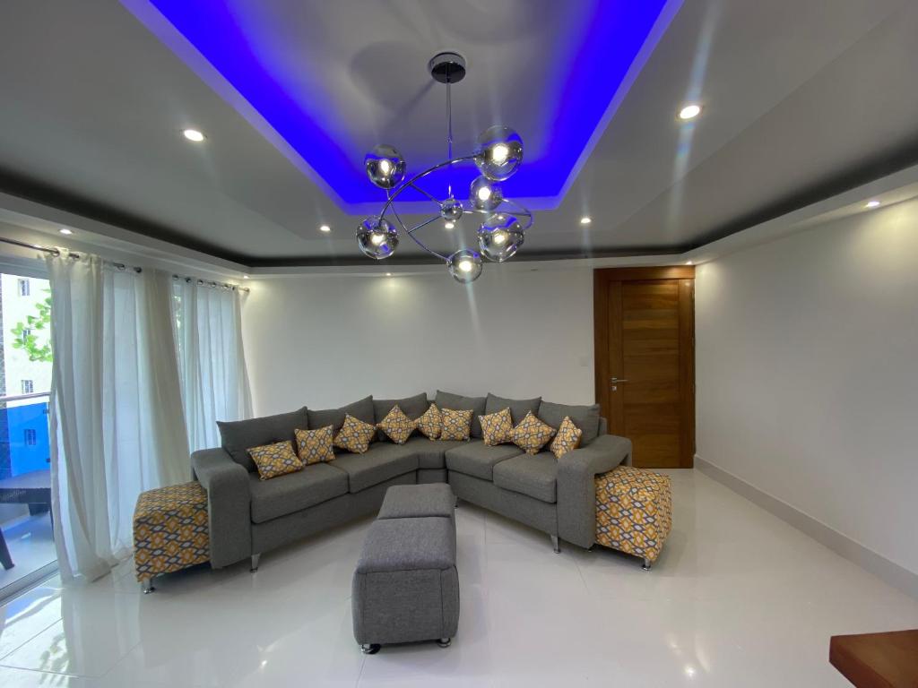 a living room with a couch and a blue ceiling at Verde Bonavita Luxury II in Santiago de los Caballeros