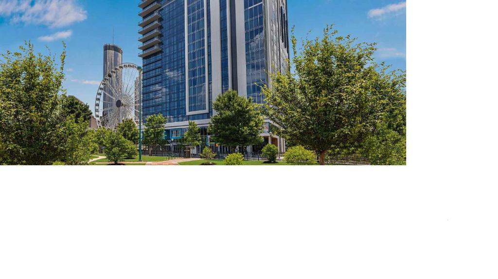 亞特蘭大的住宿－Margaritaville by Wyndham - Atlanta，享有城市高楼和树木的景致
