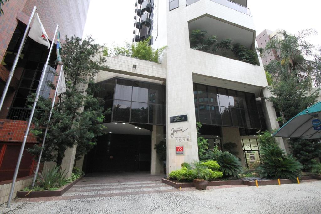 un edificio con una puerta y plantas delante de ella en Apart Hotel Guignard, en Belo Horizonte