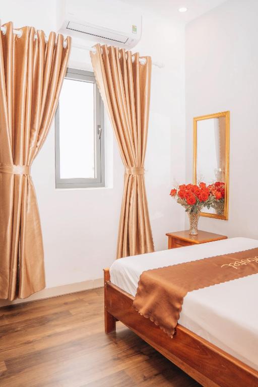 Postel nebo postele na pokoji v ubytování King Hotel Da Nang
