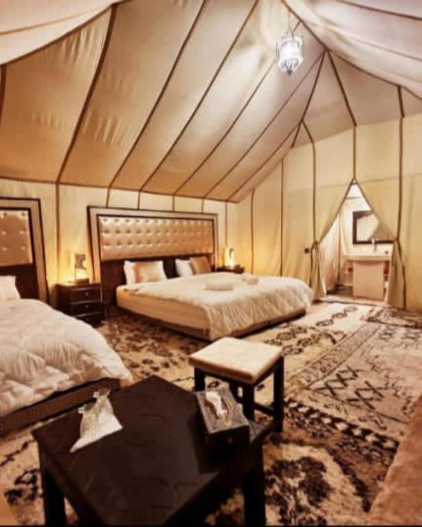 Postel nebo postele na pokoji v ubytování Authentic Desert Luxury Camp
