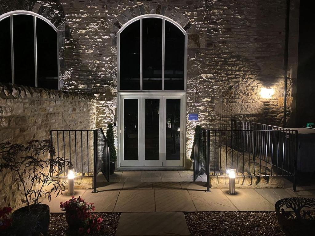 una puerta delantera de una casa por la noche con luces en The Richmond - Uk40459 en Newsham