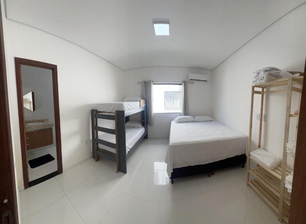 1 dormitorio con 2 literas y espejo en APTO NOVO TODO MOBILIADO A 400 M DA PRAIA Sensacional, en Porto Seguro