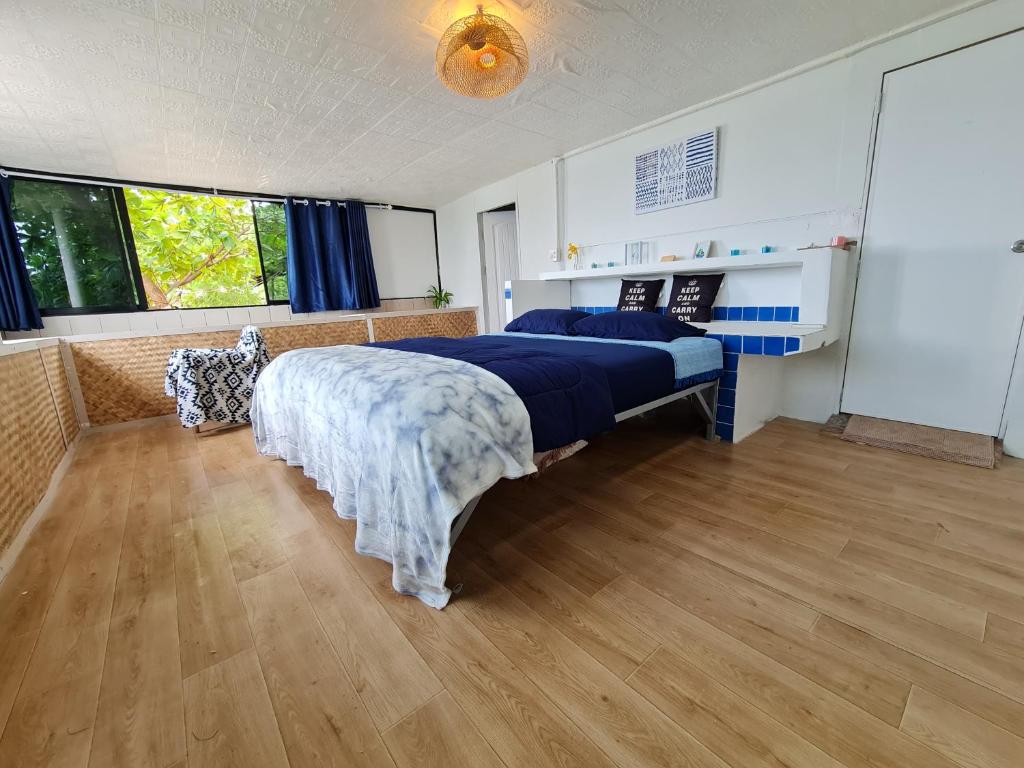 Un dormitorio con una cama con una manta azul. en The Hut Koh Mak Sea View, en Ko Mak