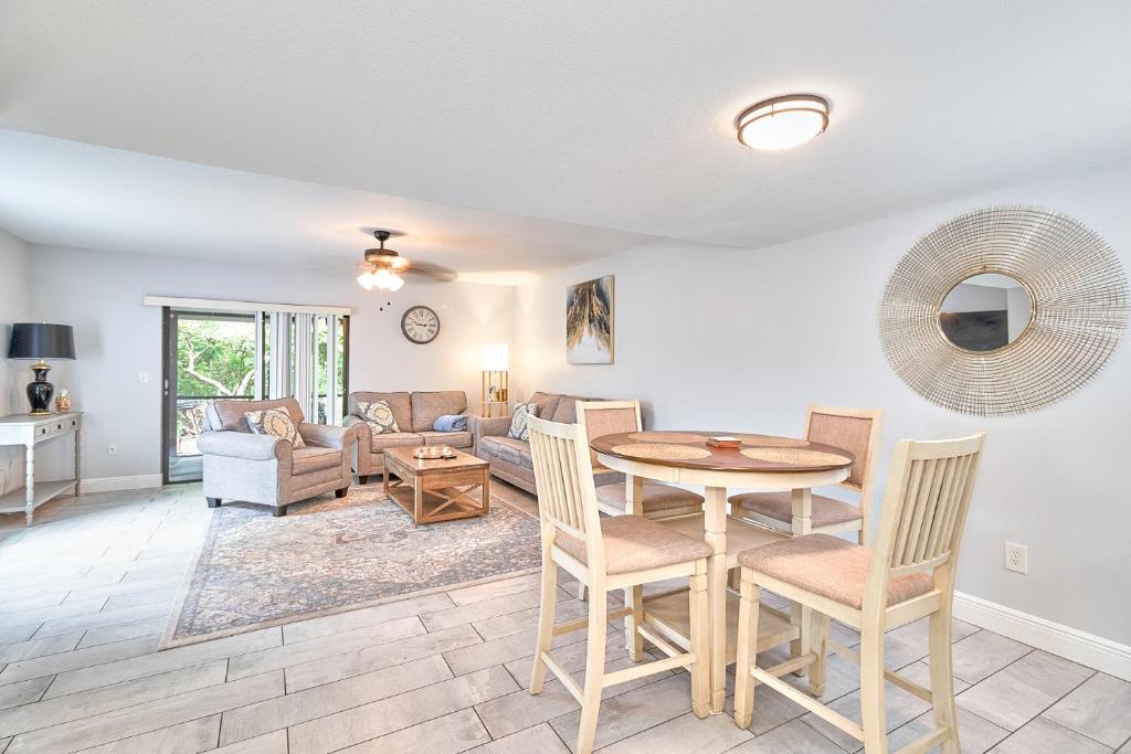 Posezení v ubytování South Tampa Retreat Fenced Yard, Top Location!