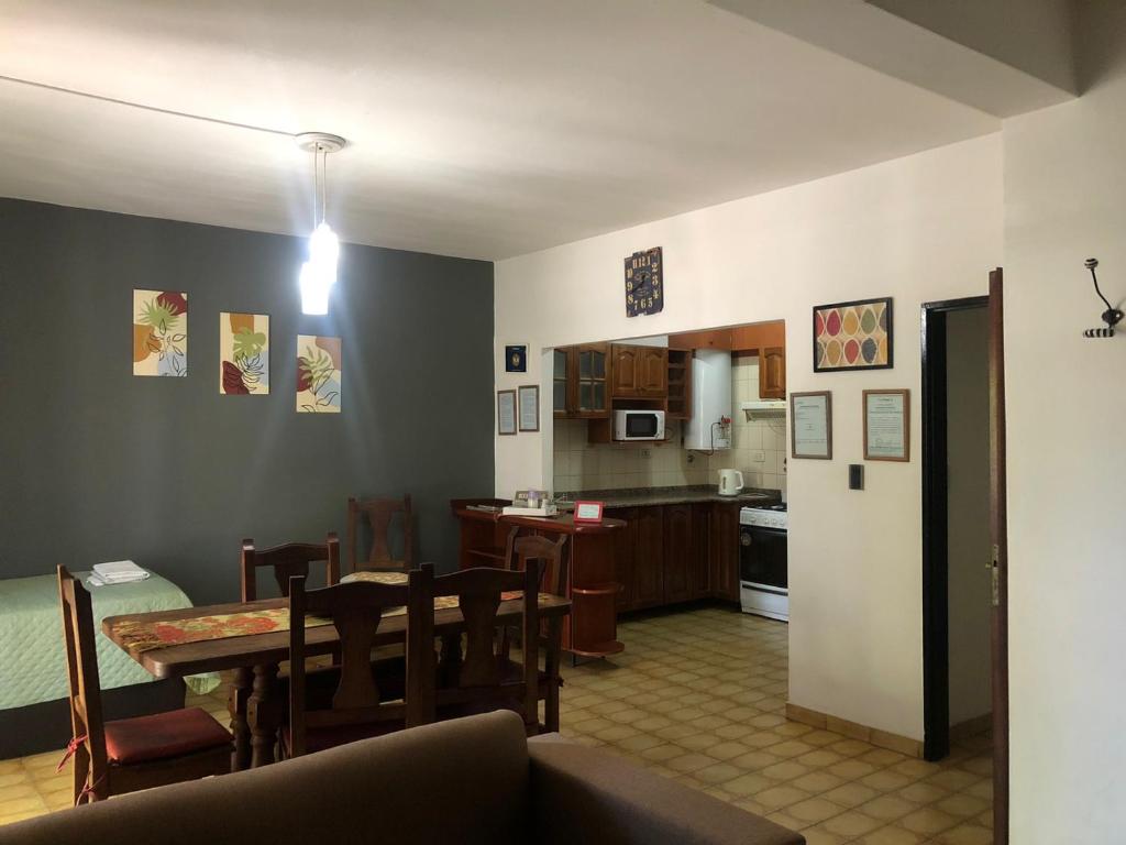 cocina y comedor con mesa y sillas en Complejo Semaso en Santa Rosa