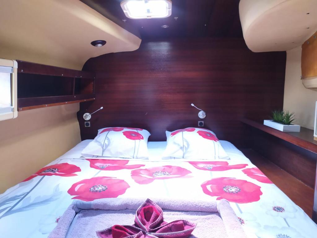 Postel nebo postele na pokoji v ubytování Imagine972 Martinique Bateau Hotel à Quai le Marin 3 Cabines 3 Salles de bains 6 pers maxi