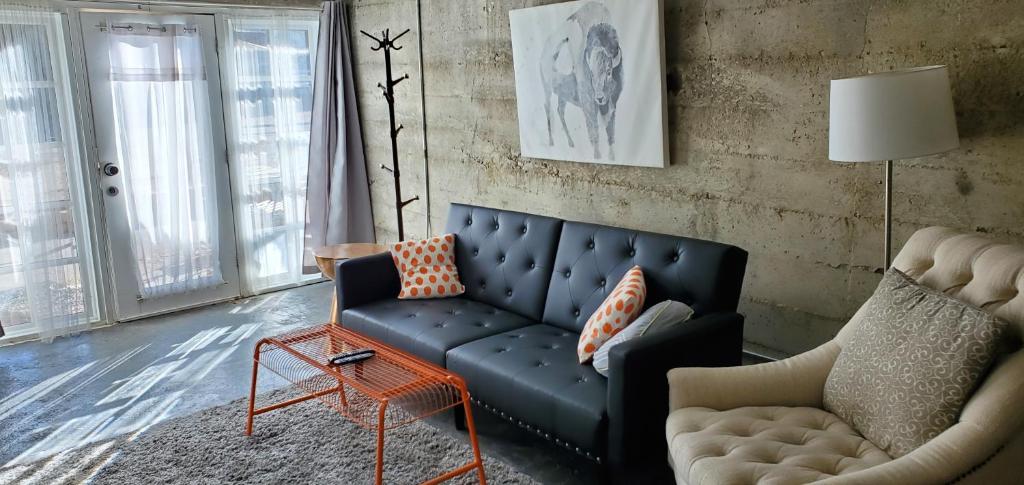 Posezení v ubytování Modern lofty studio in Midtown / Charming Old SW