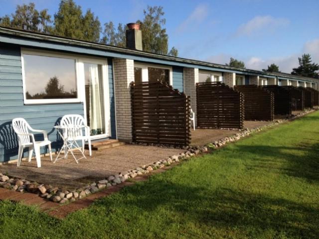 una casa con dos sillas sentadas en un patio en Breviken Motel, en Brevik