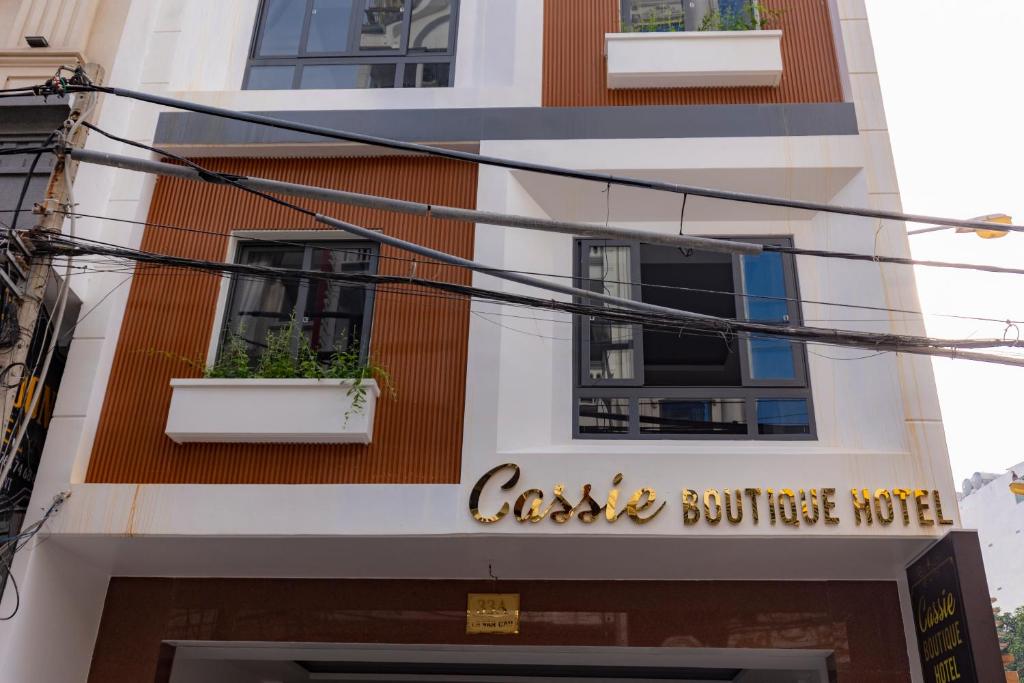 un bâtiment avec un panneau indiquant la maison du château au nord dans l'établissement Cassie Boutique Hotel, à Vung Tau