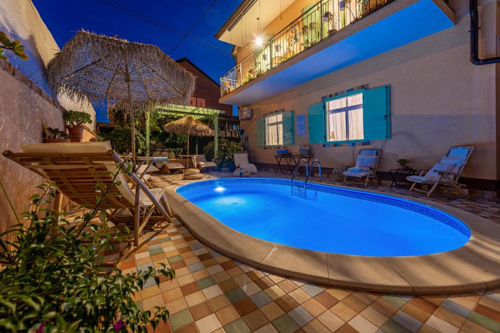 a swimming pool in the middle of a patio at Villa Ivano apartmani in Biograd na Moru