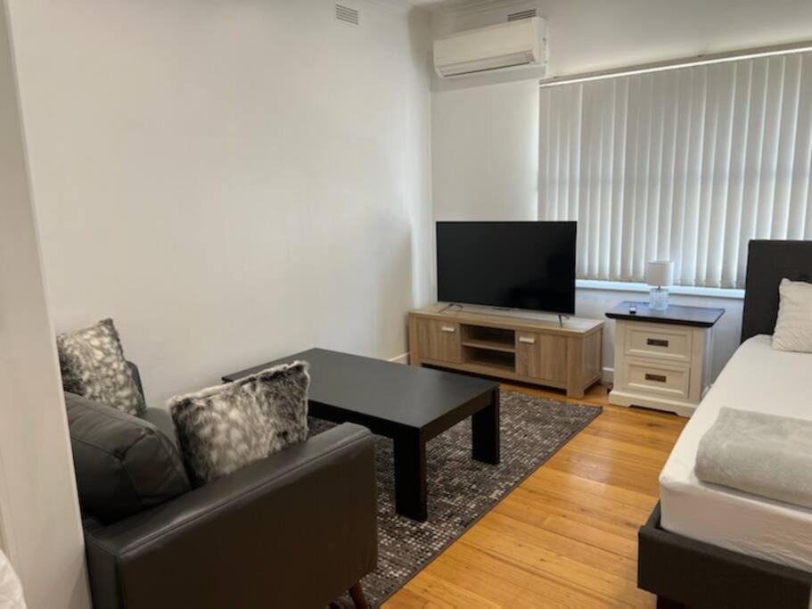 sala de estar con sofá y TV de pantalla plana en St Albans Alexina 1 - Near Shopping, en St Albans