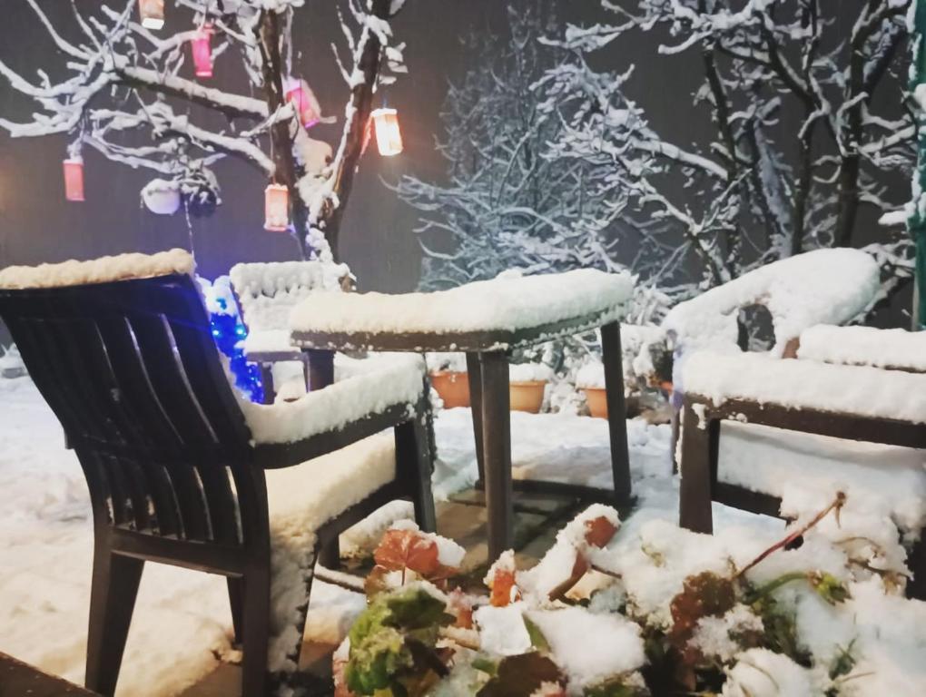 Nomadic Den Manali durante l'inverno