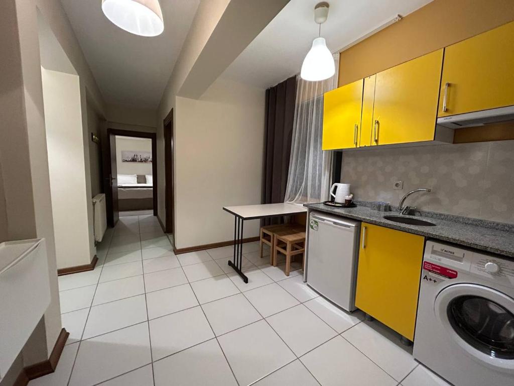 Kuchyň nebo kuchyňský kout v ubytování Moda Hotel