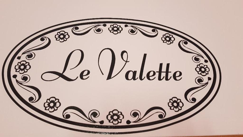 una señal que dice ser valiosa en una pared en Gîte Le Valette, en Tulle