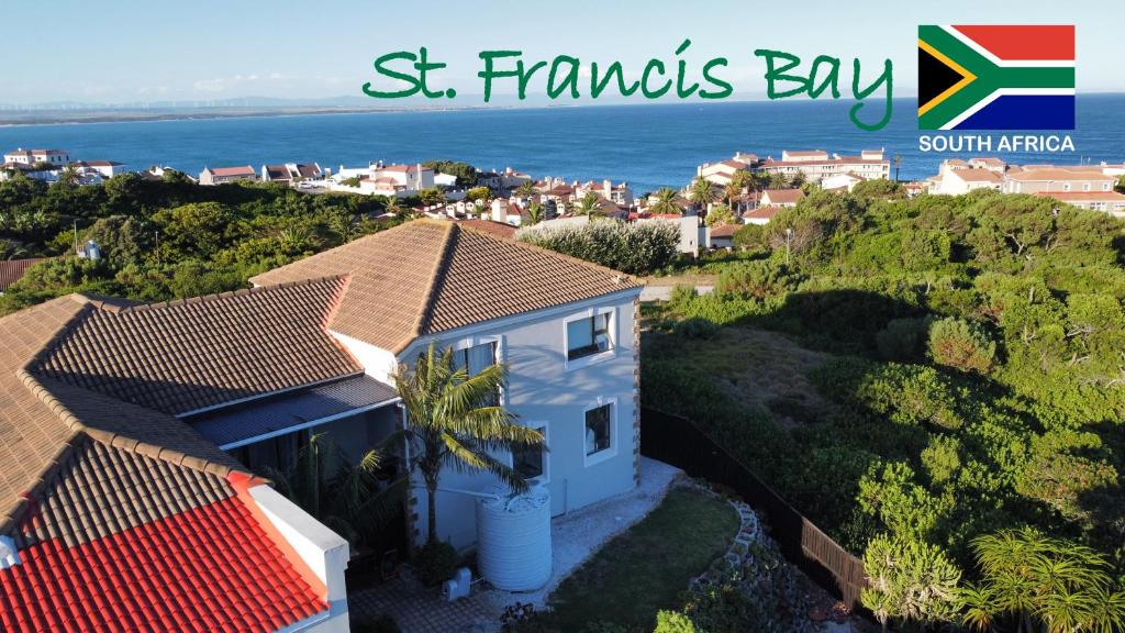 ein Haus mit Blick auf das Meer in der Unterkunft San Lukas Guest Apartment in St Francis Bay