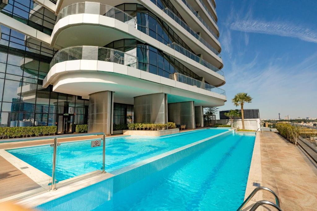 uma piscina em frente a um edifício em FAM Living - RP Heights - 3 Mins Walk to Burj Khalifa & Dubai Mall Downtown Dubai no Dubai