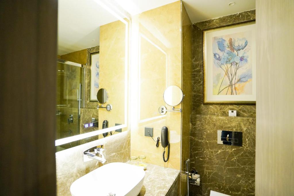 Koupelna v ubytování The Grand Nirvana Hotel