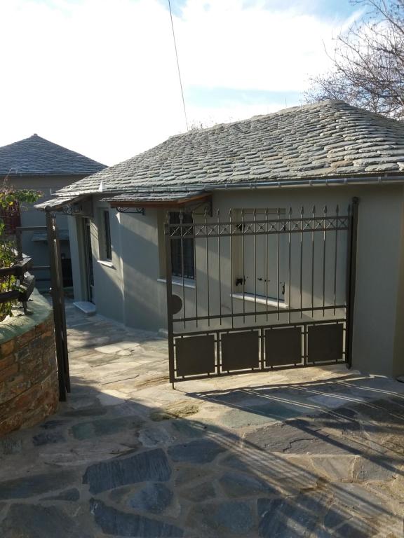 een garage met een hek op een huis bij Pelion Olive House 'Spiro d' Deli' in Volos