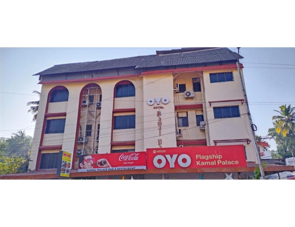 um edifício com um sinal de XO em frente em Hotel Kamal Palace,Panjim em Panaji