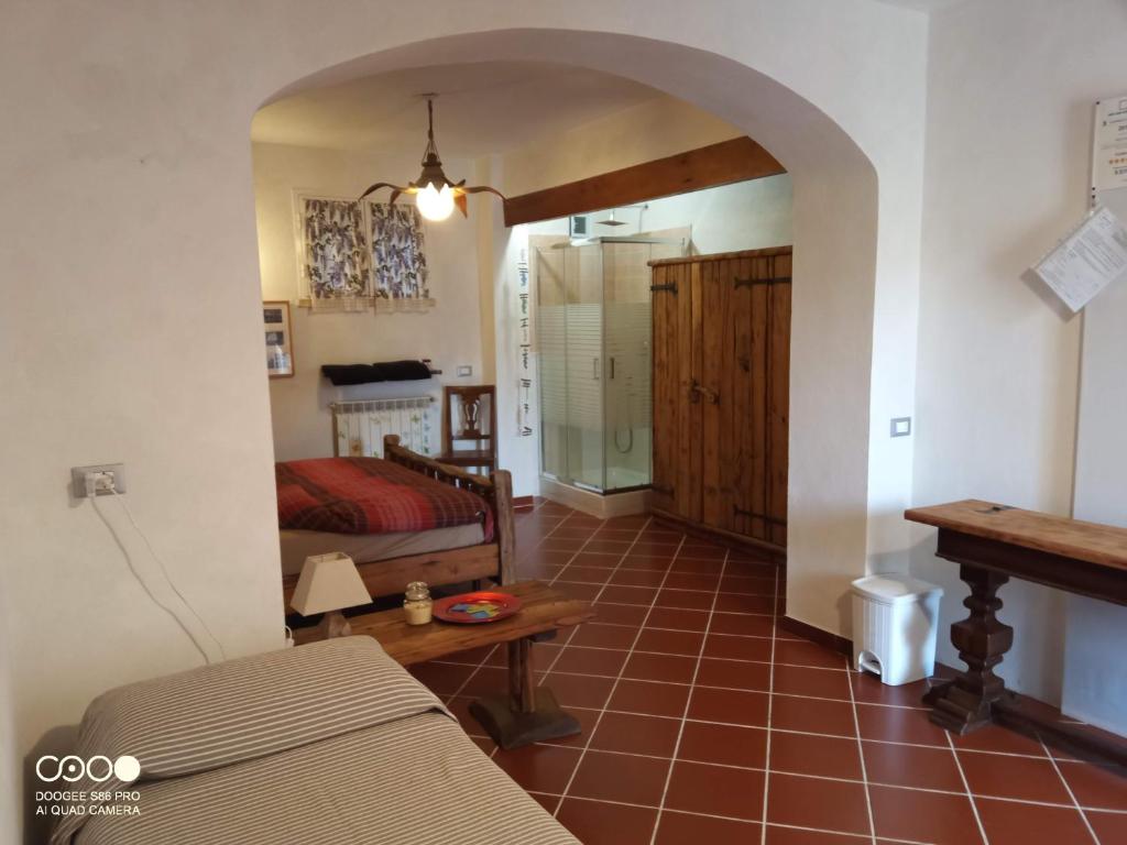 フィナーレ・リーグレにあるB&B Sopra il Borgoのリビングルーム(ベッド1台付)、ベッドルーム1室が備わります。