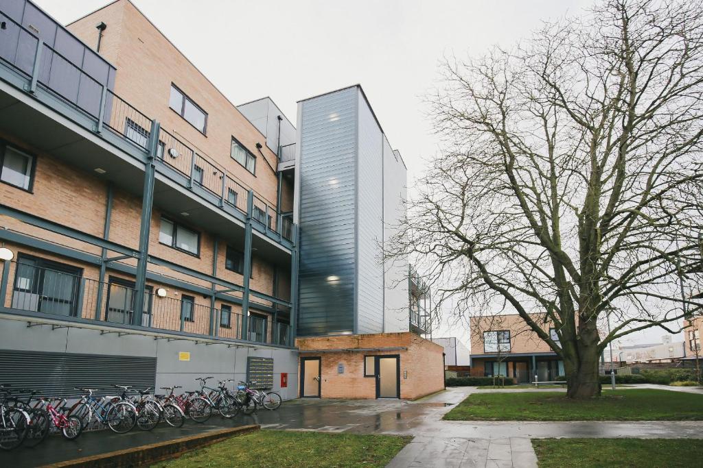 eine Gruppe von Fahrrädern, die vor einem Gebäude geparkt sind in der Unterkunft Grand Central Apartments by Paymán Club in Cambridge