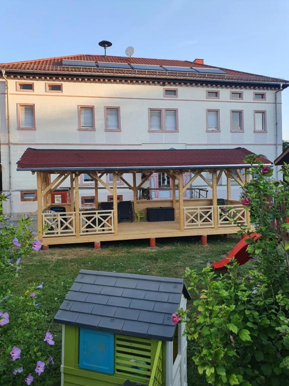 ein großes Gebäude mit einem Pavillon im Hof in der Unterkunft Honighof Vierk in Langenleuba-Niederhain