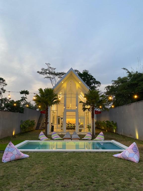Karabineri Private Pool Jogja Villa - Villa Estándar