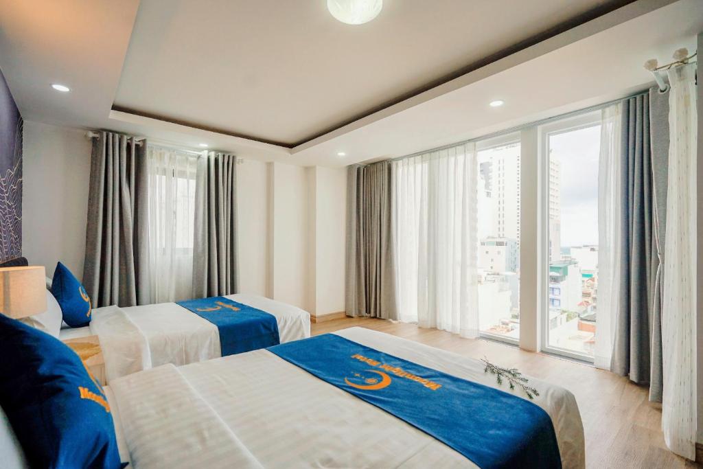 Postel nebo postele na pokoji v ubytování Moonlight Nha Trang Hotel